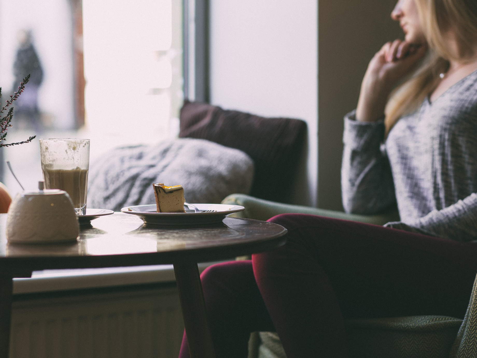 熱咖啡、軟沙發有助提高說話影響力，心理學告訴你的４個微妙技巧